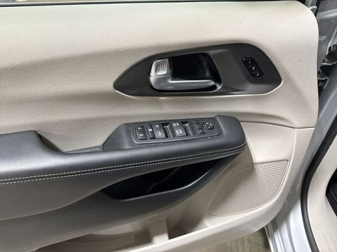 Used 2024 Chrysler Pacifica Touring-L FWD image 20