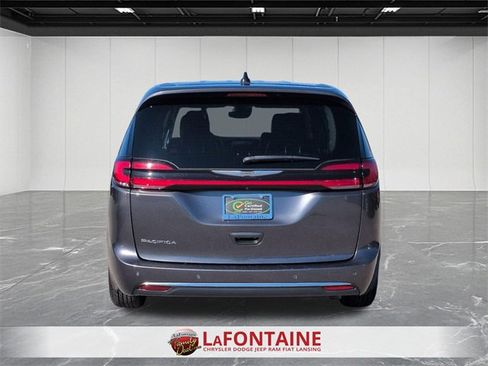 Used 2023 Chrysler Pacifica Touring-L image 4