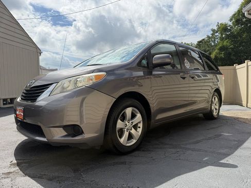 Used 2011 Toyota Sienna LE w/ Towing Pkg FWD image 9