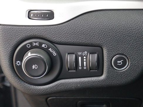 Used 2017 Jeep Cherokee Trailhawk w/ Comfort & Convenience Group AWD/4WD image 16
