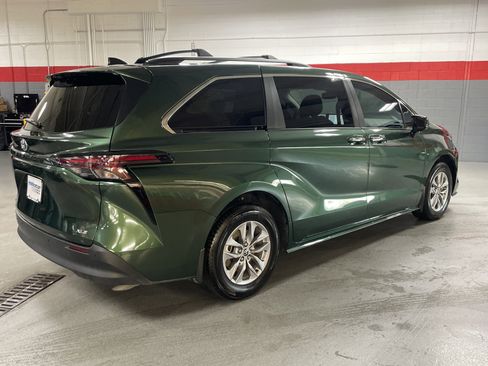 Used 2025 Toyota Sienna XLE image 10