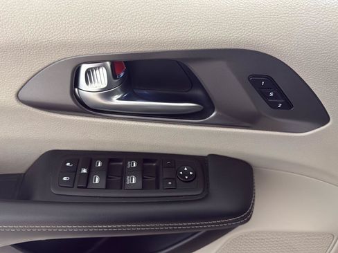 Used 2023 Chrysler Pacifica Touring-L FWD image 7