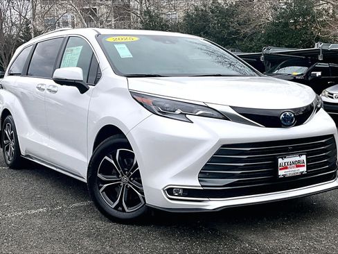 Used 2025 Toyota Sienna Platinum image 2