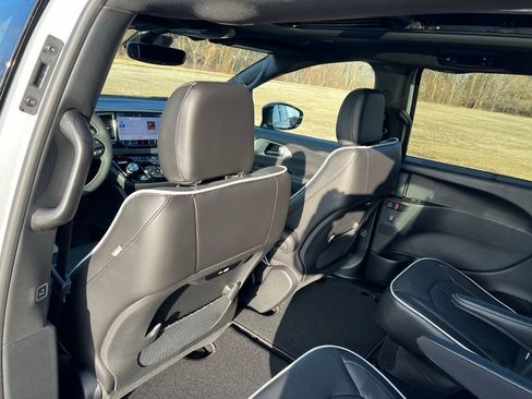 New 2026 Chrysler Pacifica Limited w/ S Appearance Package image 23