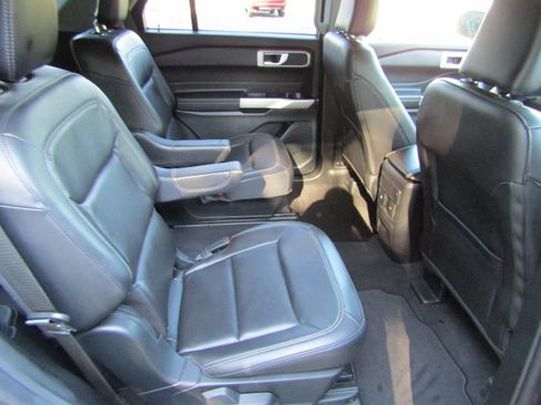 Used 2023 Ford Explorer XLT w/ Equipment Group 202A AWD/4WD image 17