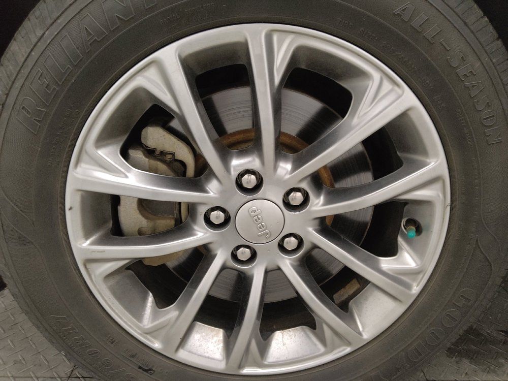 Used 2019 Jeep Cherokee Latitude Plus w/ Comfort/Convenience Group FWD image 31