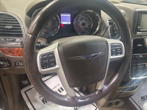 Used 2014 Chrysler Town & Country Touring image 26