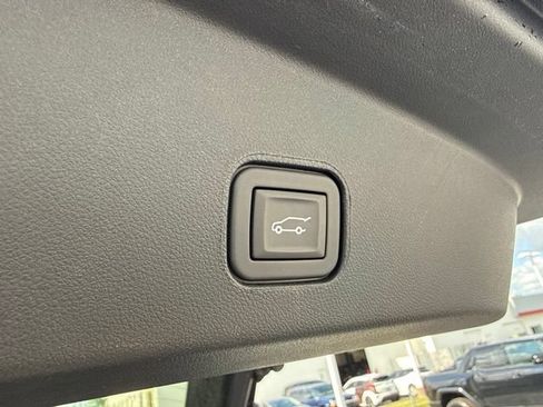 Used 2025 Cadillac Lyriq Luxury AWD/4WD image 8