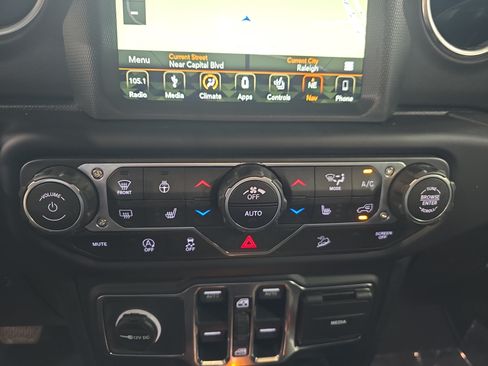 Used 2019 Jeep Wrangler Unlimited Sahara AWD/4WD image 23