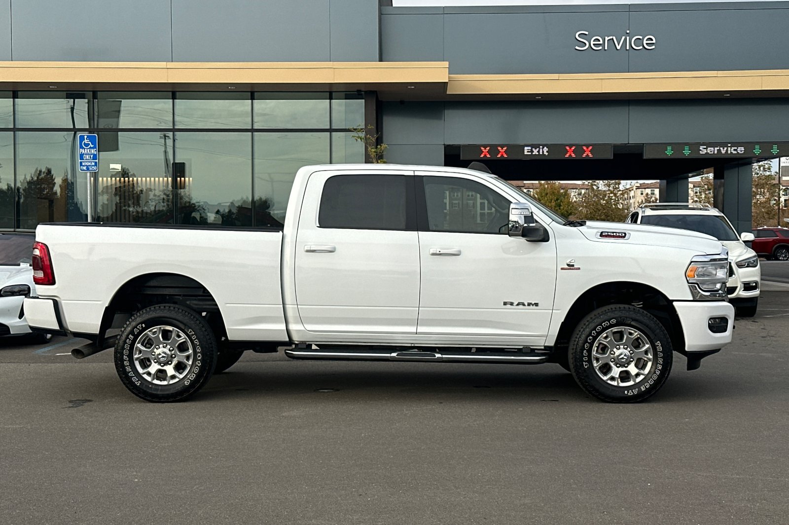 Used 2024 RAM 2500 Laramie AWD/4WD image 3