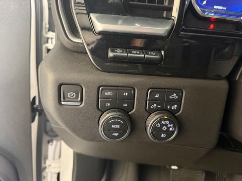 Used 2023 Chevrolet Silverado 1500 High Country w/ High Country Premium Package AWD/4WD image 6