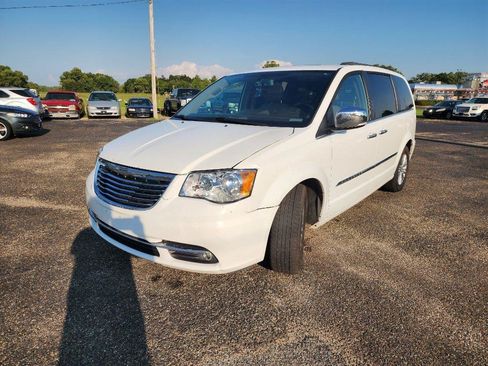 Used 2016 Chrysler Town & Country Touring-L FWD image 11