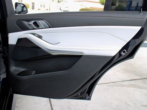 Used 2024 BMW X7 xDrive40i w/ M Sport Package AWD/4WD image 51