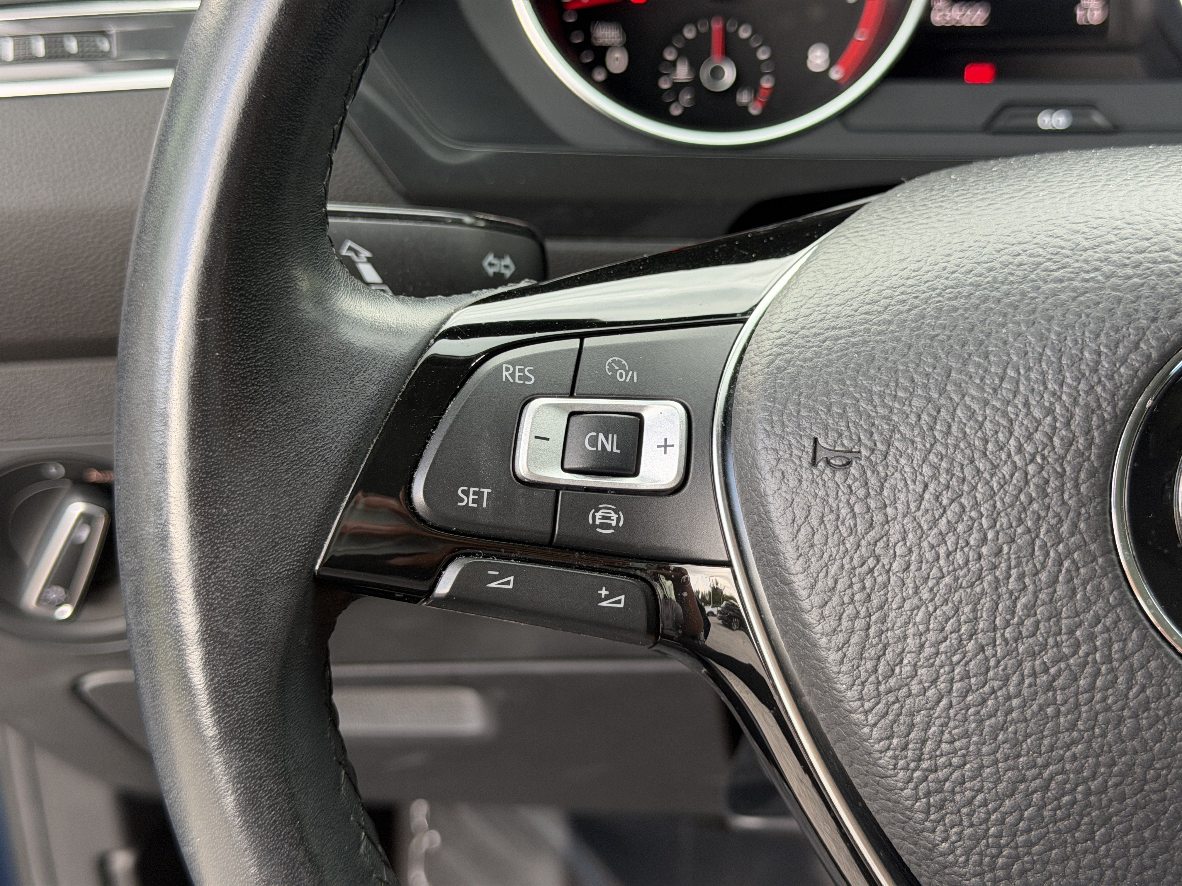Used 2019 Volkswagen Tiguan SE w/ Panoramic Sunroof Package FWD image 29