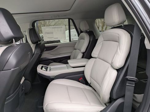 New 2026 Lincoln Navigator Reserve AWD/4WD image 13
