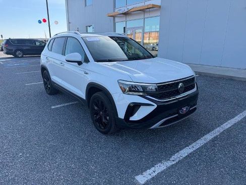 Used 2023 Volkswagen Taos SE image 2