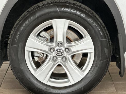 Certified 2024 Toyota Highlander LE AWD/4WD image 28