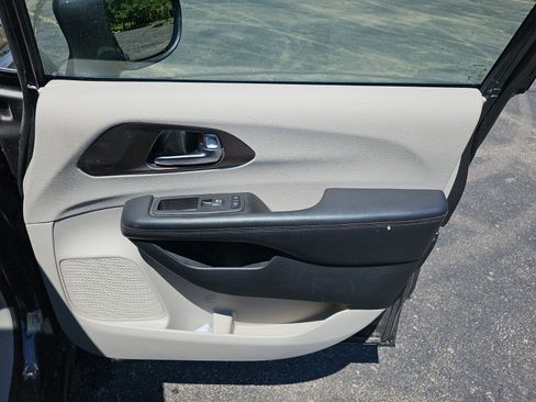 Used 2019 Chrysler Pacifica Touring Plus w/ Advanced Safetytec Group FWD image 13