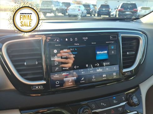 Used 2024 Chrysler Pacifica Touring-L image 17