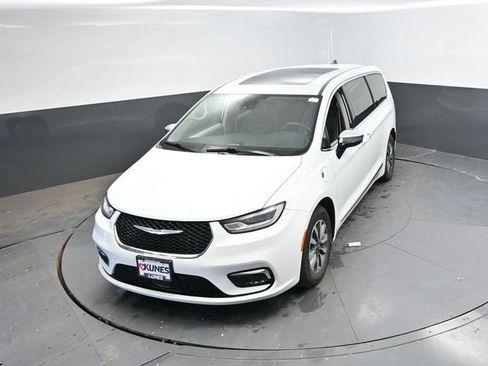 Used 2023 Chrysler Pacifica Limited FWD image 43