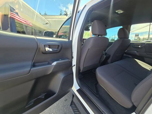 Used 2019 Toyota Tacoma TRD Off-Road w/ Technology Package AWD/4WD image 15