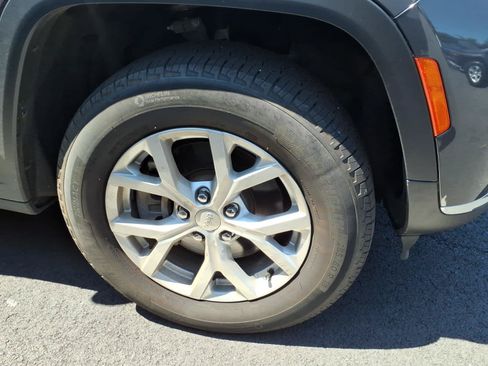 Used 2023 Jeep Grand Cherokee L Limited AWD/4WD image 3