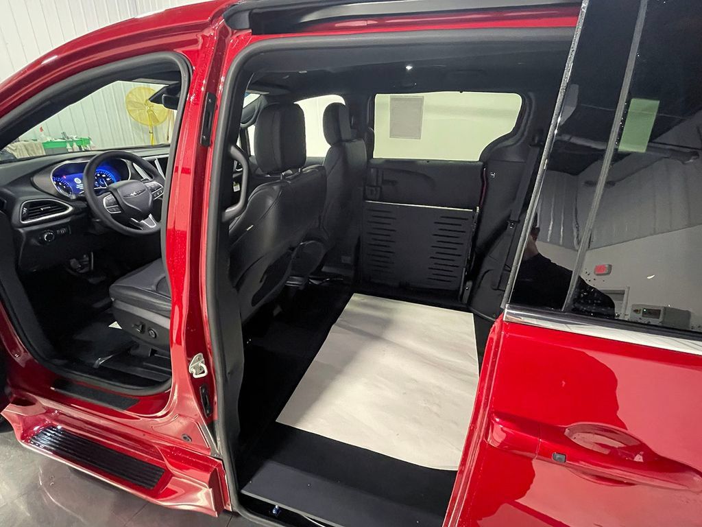 Used 2026 Chrysler Voyager LX FWD image 18