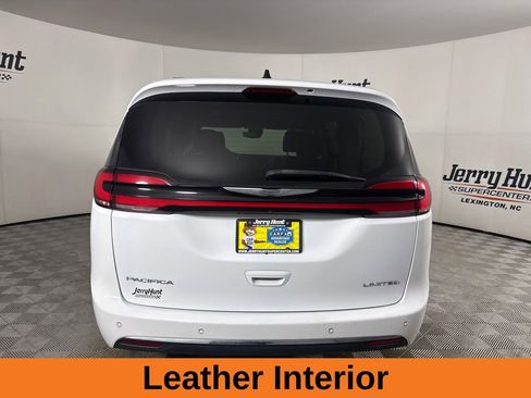 Used 2023 Chrysler Pacifica Limited FWD image 6