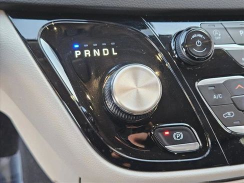 Used 2023 Chrysler Pacifica Touring-L image 11