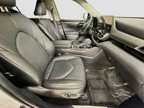 Certified 2024 Toyota Highlander Limited AWD/4WD image 32