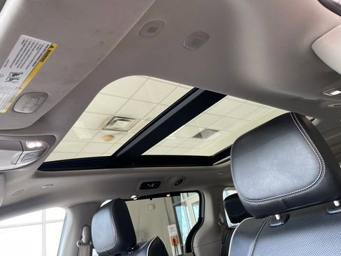 Used 2023 Chrysler Pacifica Limited image 10