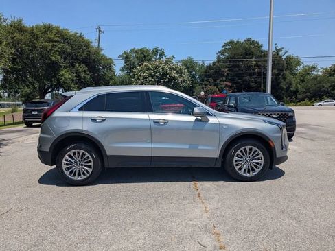 Used 2025 Cadillac XT4 Premium Luxury FWD image 2