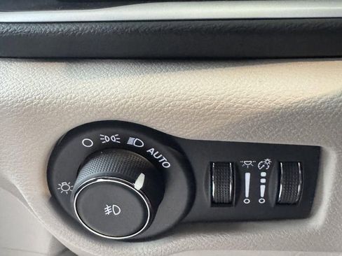 Used 2024 Chrysler Pacifica Touring-L FWD image 12