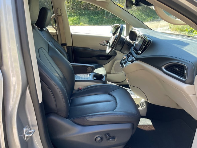 Used 2021 Chrysler Pacifica Touring-L w/ Premium & Safety Sphere Group FWD image 18