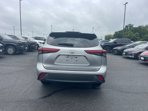 Used 2022 Toyota Highlander XLE AWD/4WD image 4