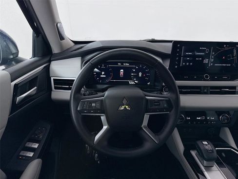 Used 2025 Mitsubishi Outlander SE image 22