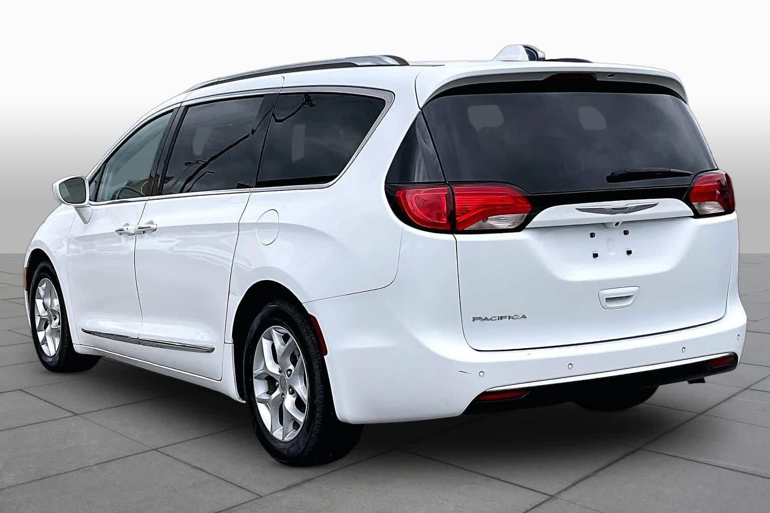 Used 2020 Chrysler Pacifica Touring-L Plus w/ Tire & Wheel Group FWD image 12