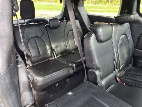 Used 2020 Chrysler Pacifica Touring-L image 18