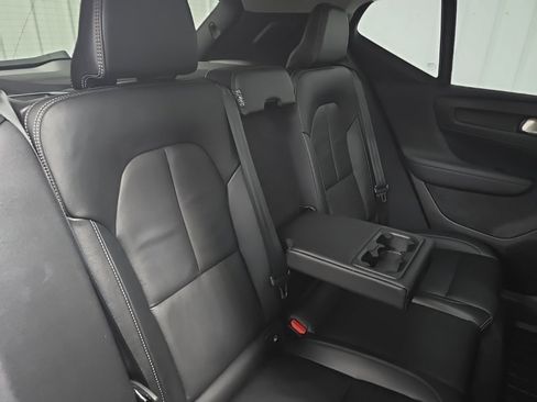 Used 2022 Volvo XC40 T5 Momentum w/ Climate Package image 17