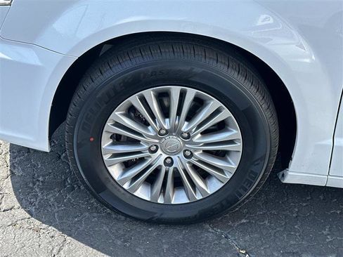 Used 2016 Chrysler Town & Country Touring w/ Driver Convenience Group FWD image 6