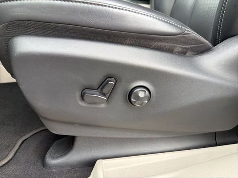 Used 2023 Chrysler Pacifica Touring-L FWD image 11