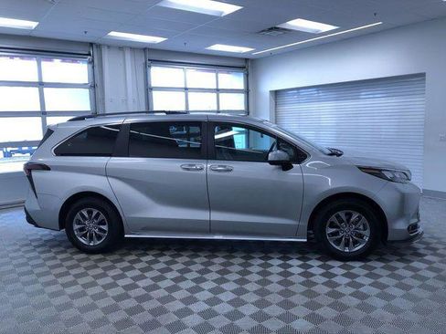 Certified 2025 Toyota Sienna XLE FWD image 36