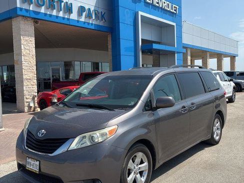 Used 2014 Toyota Sienna LE FWD image 1