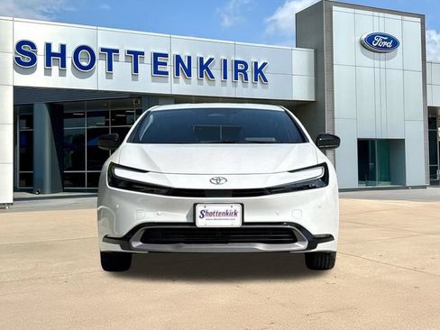 Used 2023 Toyota Prius XLE FWD image 2