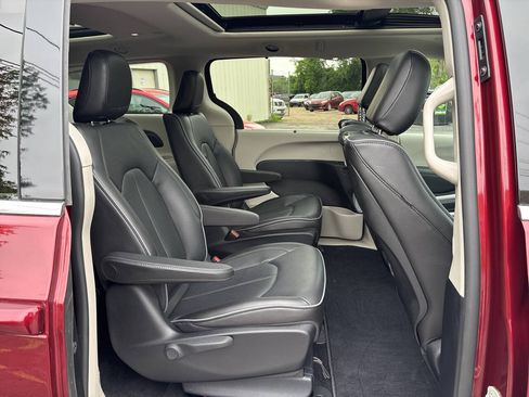 Used 2020 Chrysler Pacifica Limited w/ Advanced Safetytec Group FWD image 38