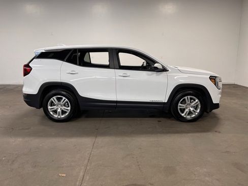 Used 2024 GMC Terrain SLE image 2