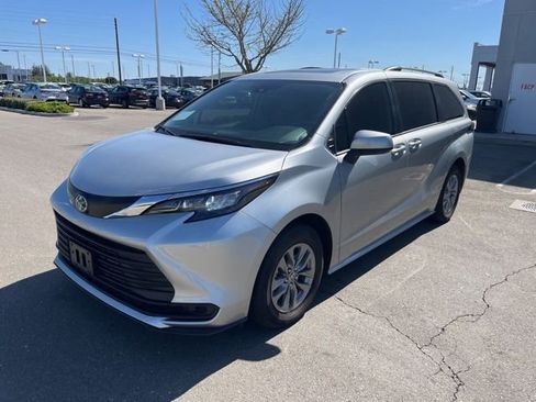 Used 2024 Toyota Sienna LE w/ LE Plus Package image 1