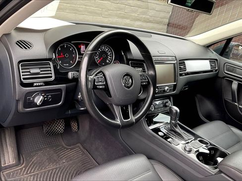 Used 2016 Volkswagen Touareg Sport image 14