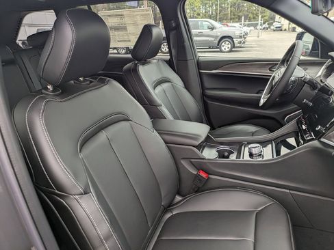 New 2026 Jeep Grand Cherokee Limited w/ Luxury Tech Group II image 32