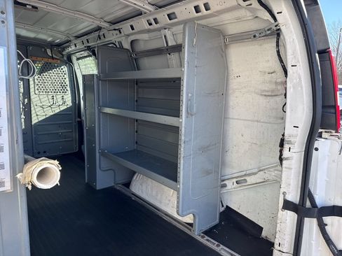 Used 2015 Chevrolet Express 2500 RWD image 16